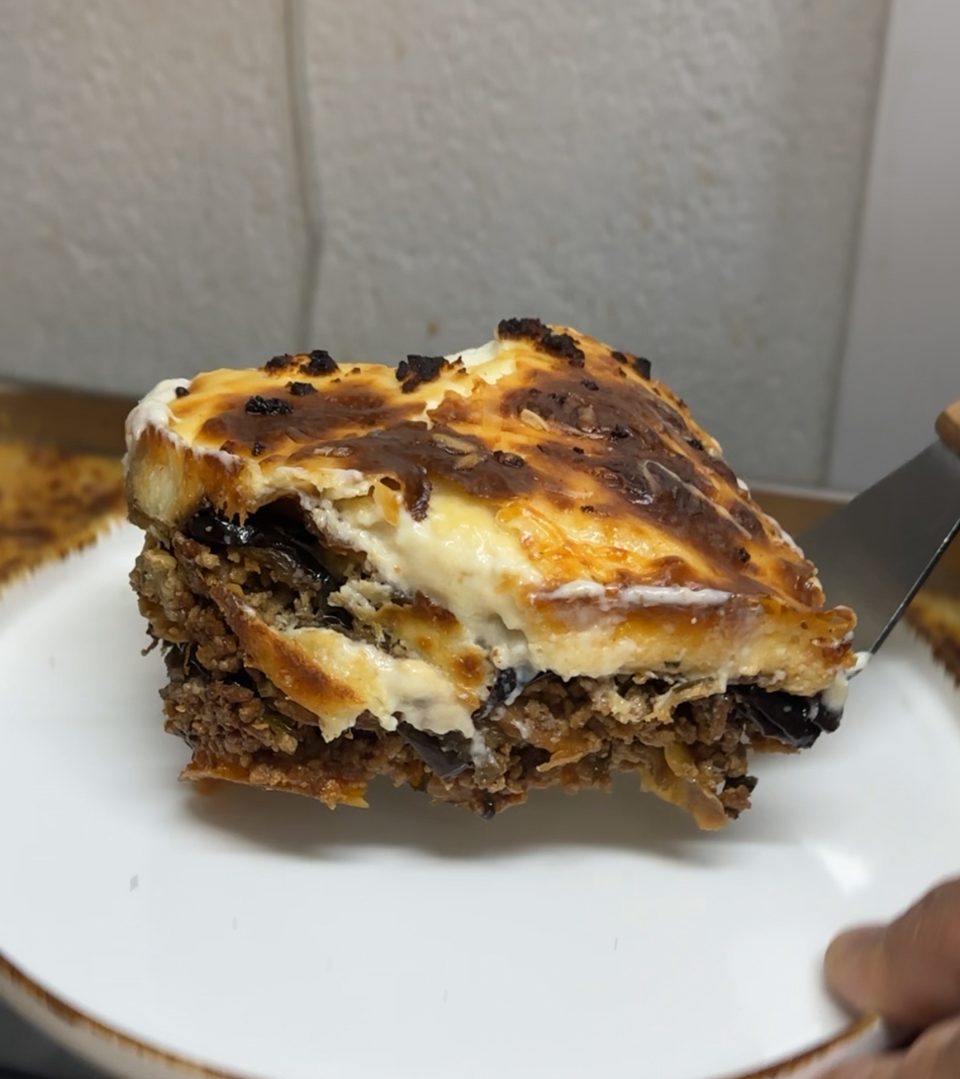 Hausgemachte Moussaka mit Béchamel, angeschnitten
